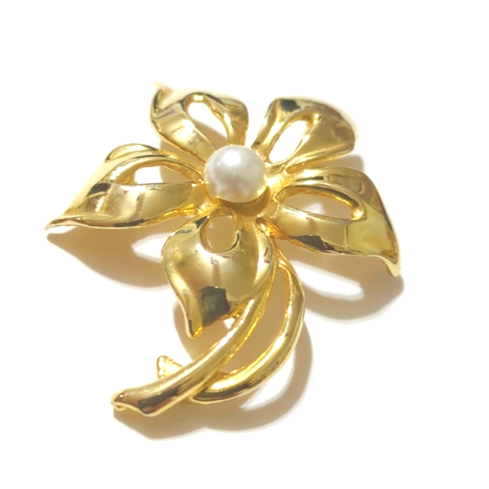 Vintage Signed Gold Tone Flower Brooch